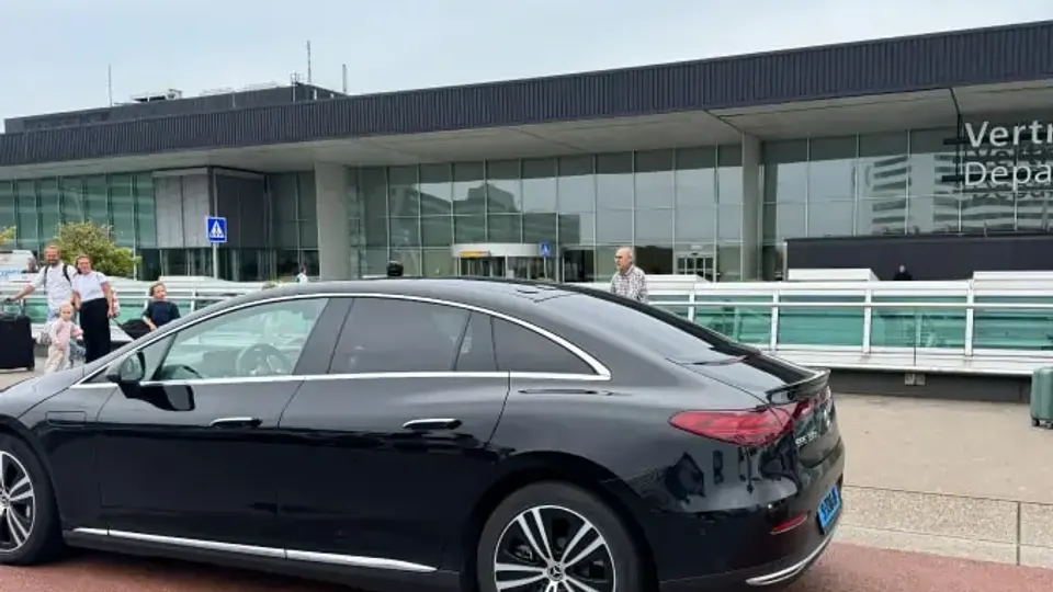 Eigen taxi bij Amsterdam Airport Schiphol